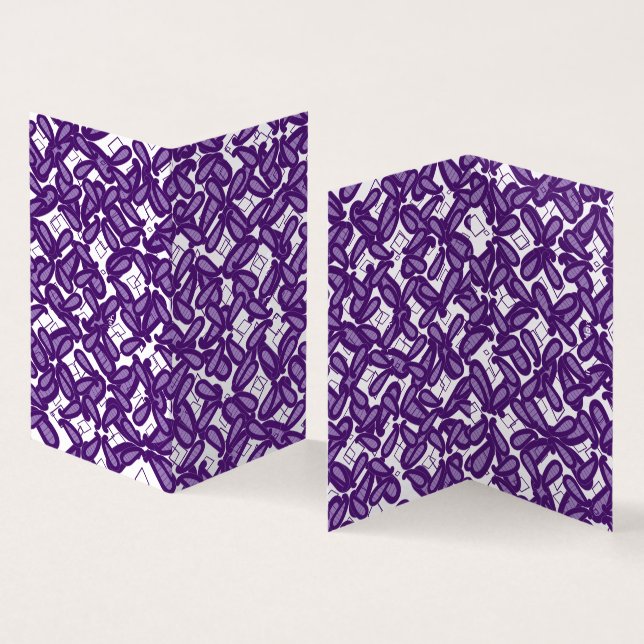 Um padrão simétrico com m branco e roxo (Interior e exterior)