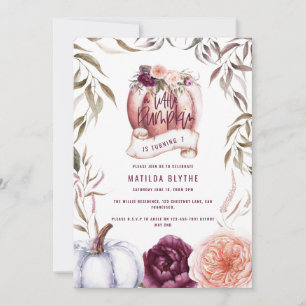 Um pequeno aniversário floral roxo de abóbora