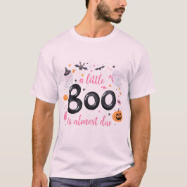 Um pequeno boo está quase se vencendo a T-Shirt