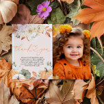 Um Pequeno Cartões de agradecimentos de Foto de An<br><div class="desc">Obrigado por escolher nosso Cartões de agradecimentos de Foto de Aniversário de Um Pequeno Pumpkin! Esta carta adorável é perfeita para mostrar uma foto carinhosa da sua festa de aniversário enquanto expressa sua gratidão. Apresentando designs fofinhos e uma área de fotos personalizável, é uma maneira memorável de obrigado de seus...</div>