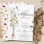 Um Pequeno Convite Para Chá de fraldas De Rapariga<br><div class="desc">Você está procurando um tema de chá de fraldas bonito para uma mamãe a ser? Confira este Convite para Chá de fraldas de Garota Floral de Flor Selvagem. Ele apresenta um belo buquê de flores silvestres aquáticas em um fundo branco. No verso, você encontra um padrão floral fofo com um...</div>