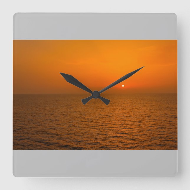 Um pôr do sol no mar no relógio de parede (Frente)