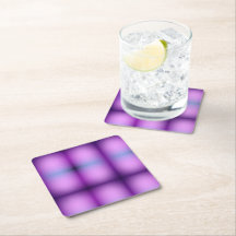 Um porta-copos xadrez roxo em uma mesa de madeira 
