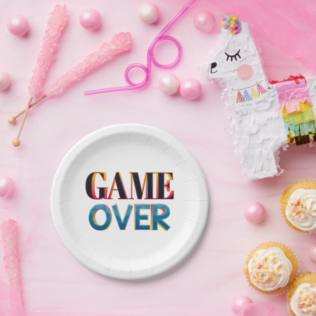 Um prato de papel branco com "GAME OVER" em negrit (Festa)