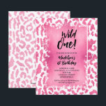 Um primeiro aniversario de Leopardo Cor-de-Rosa de<br><div class="desc">Pequenas e elegantes convites de aniversário selvagens de 4, 5" x 5, 6" apresentam um padrão de impressão do leopardo branco e rosa-chic sobreposto com uma camada de folha falsa cor-de-rosa e seus detalhes de festa de aniversário em caracteres quicos. Excelente para QUALQUER IDADE. Estes anúncios de baratos são impressos...</div>