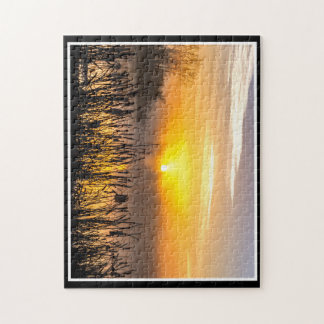 Um quebra-cabeça nevoento do nascer do sol 11x14