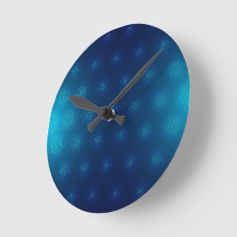 Um relógio de parede com gradiente azul exibindo c