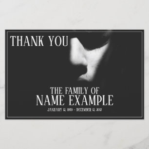 Um rosto dormindo em meia sombra