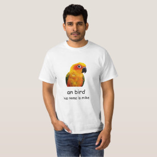 um t-shirt do pássaro