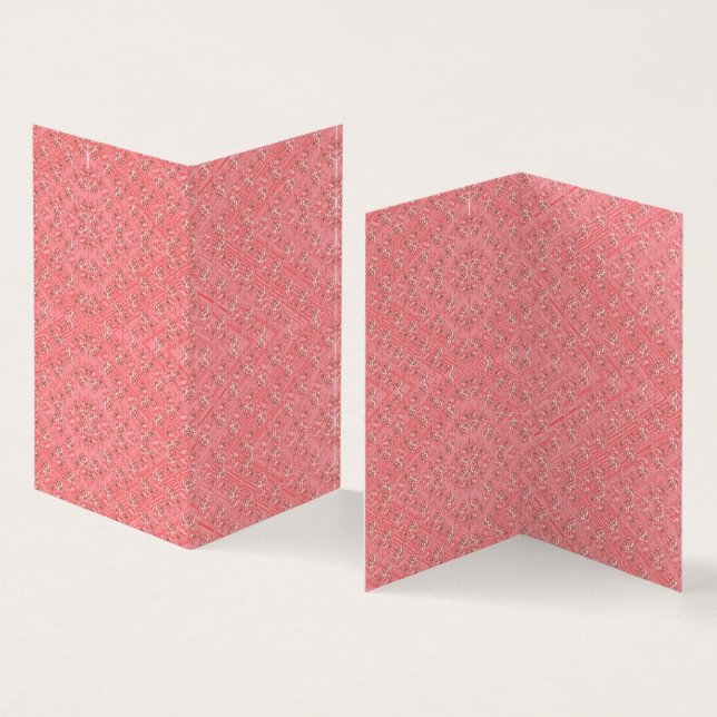 Um tapete com um tom vermelho e rosa apresenta uma (Interior e exterior)