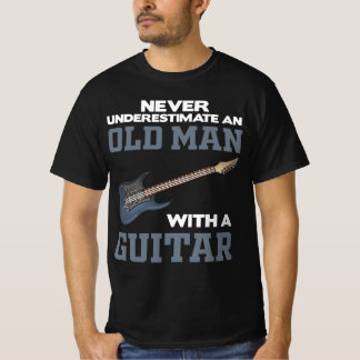 Um Velho Com Uma Camiseta Preta De Violão