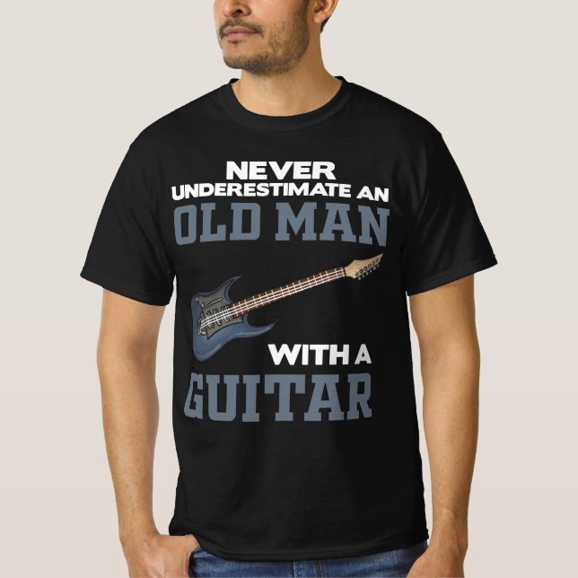 Um Velho Com Uma Camiseta Preta De Violão (Frente)