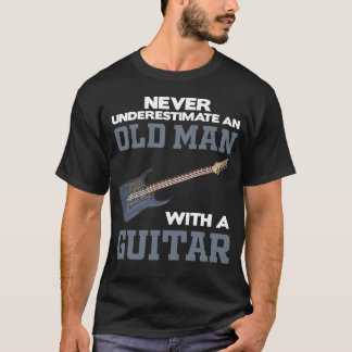 Um Velho Com Uma Camiseta Preta De Violão