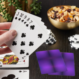 Um verso de carta de baralho roxo é colocado no to