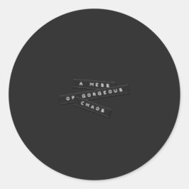 Um Vestido De Etiquetas Com Um Caos Gargurado