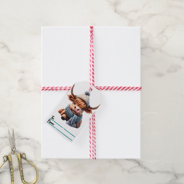 Uma bela etiqueta de Natal com uma vaca aconchegan (Com cordão)