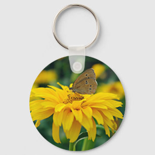 Uma borboleta num chaveiro de flor amarela
