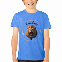 Uma camisa infantil fofa com um logotipo KingDom n