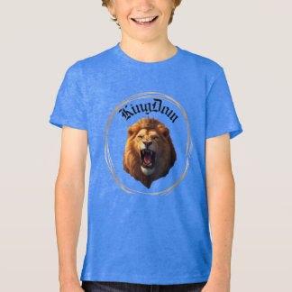 Uma camisa infantil fofa com um logotipo KingDom n