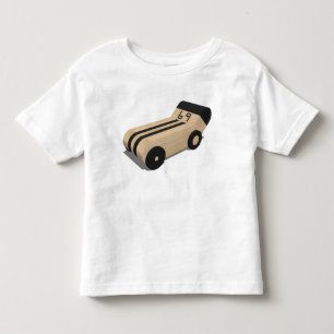 Uma camiseta com um carro de rali de brinquedo núm