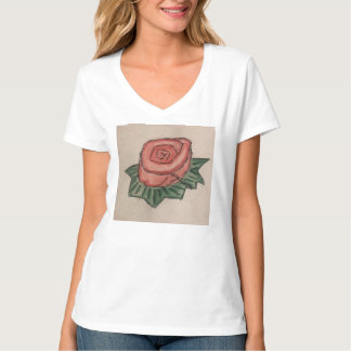 Uma Camiseta rosa v-pescoço com desenho rosa