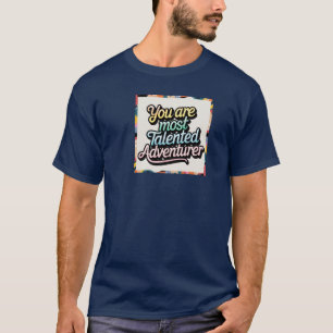 Uma camiseta vibrante e de adventure tipográfica