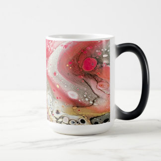 Uma caneca com cor rosa, dourada e preta
