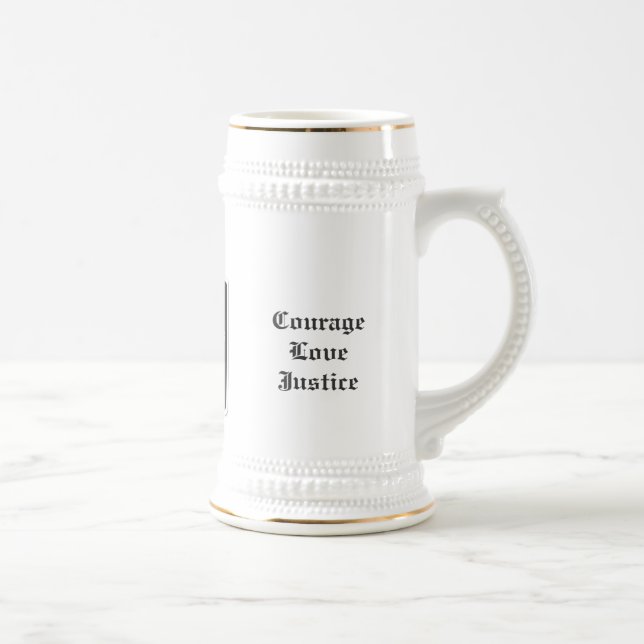 Uma caneca com seu possui muito a brasão (Direita)