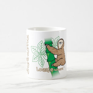 Uma caneca com uma imagem de uma preguiça nela
