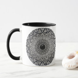 Uma caneca de café com desenho de mandala monocrom