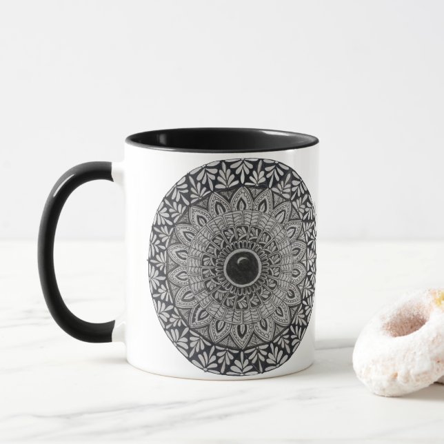 Uma caneca de café com desenho de mandala monocrom (Com Donut)