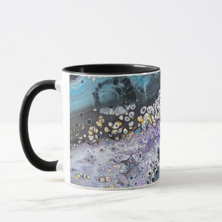 Uma caneca de café com trabalho de arte púrpura e 