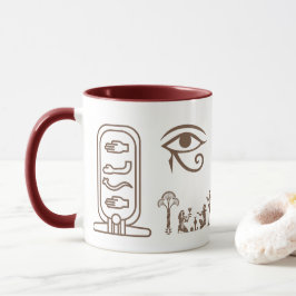 Uma caneca de cerâmica com um design do antigo Egi