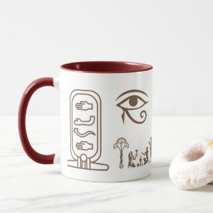 Uma caneca de cerâmica com um design do antigo Egi