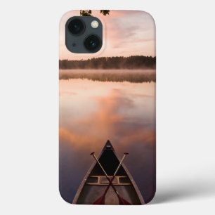Uma canoa repousa na costa do Lago Pawtuckaway