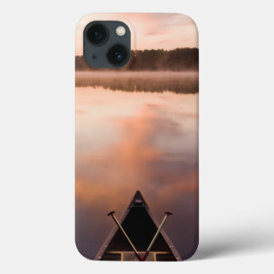 Uma canoa repousa na margem do lago Pawtuckaway