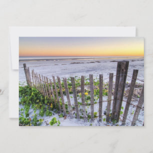 Uma cerca de praia ao pôr do sol