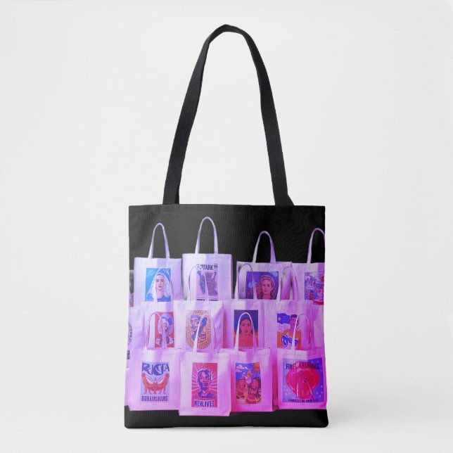 Uma Coleção de Bolsas Tote em uma Sala Espaçosa (Frente)
