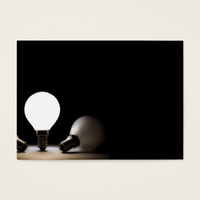 Uma lâmpada brilhando num espaço escuro (Frente)