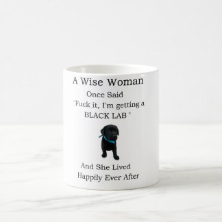 Uma mulher sábia disse caneca para Labrador Negro