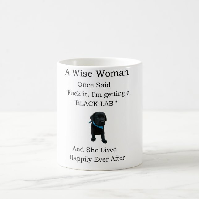 Uma mulher sábia disse caneca para Labrador Negro (Centro)