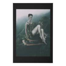 Uma mulher se senta numa estrada de montanha. Coll