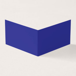 uma parede azul com um relógio
