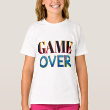 Uma pessoa está vestindo uma camiseta branca com a