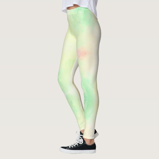 Uma pessoa vestindo leggings verde pastel com rosa (Esquerda)