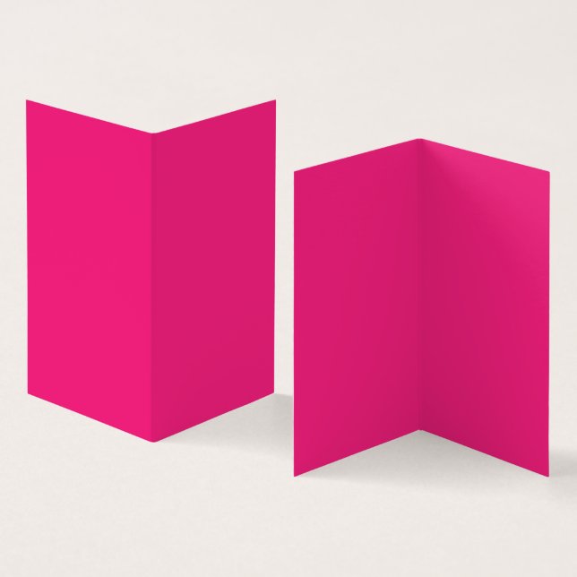 Uma rosa vermelha com pétalas vibrantes rodeadas d (Interior e exterior)