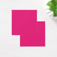 Uma rosa vermelha com pétalas vibrantes rodeadas d