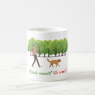 Uma trela conecta a caneca de café de dois