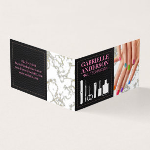 Unhas coloridas de manicure