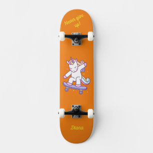 Unicórnio em skate para crianças
